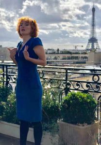 clemence collin, chantigneuse sur une terrasse devant la tour Eiffel